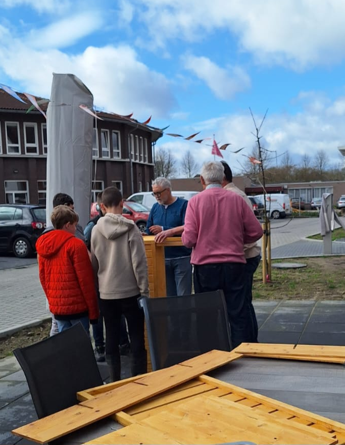 Hof Van Waal Maakt Moestuinbakken Met NLdoet - Saamborgh