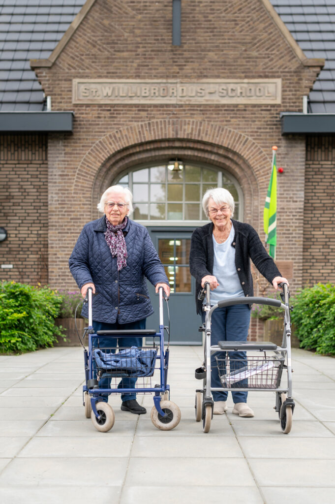Twee bewoners van Huize Willibrordus gaan wandelen